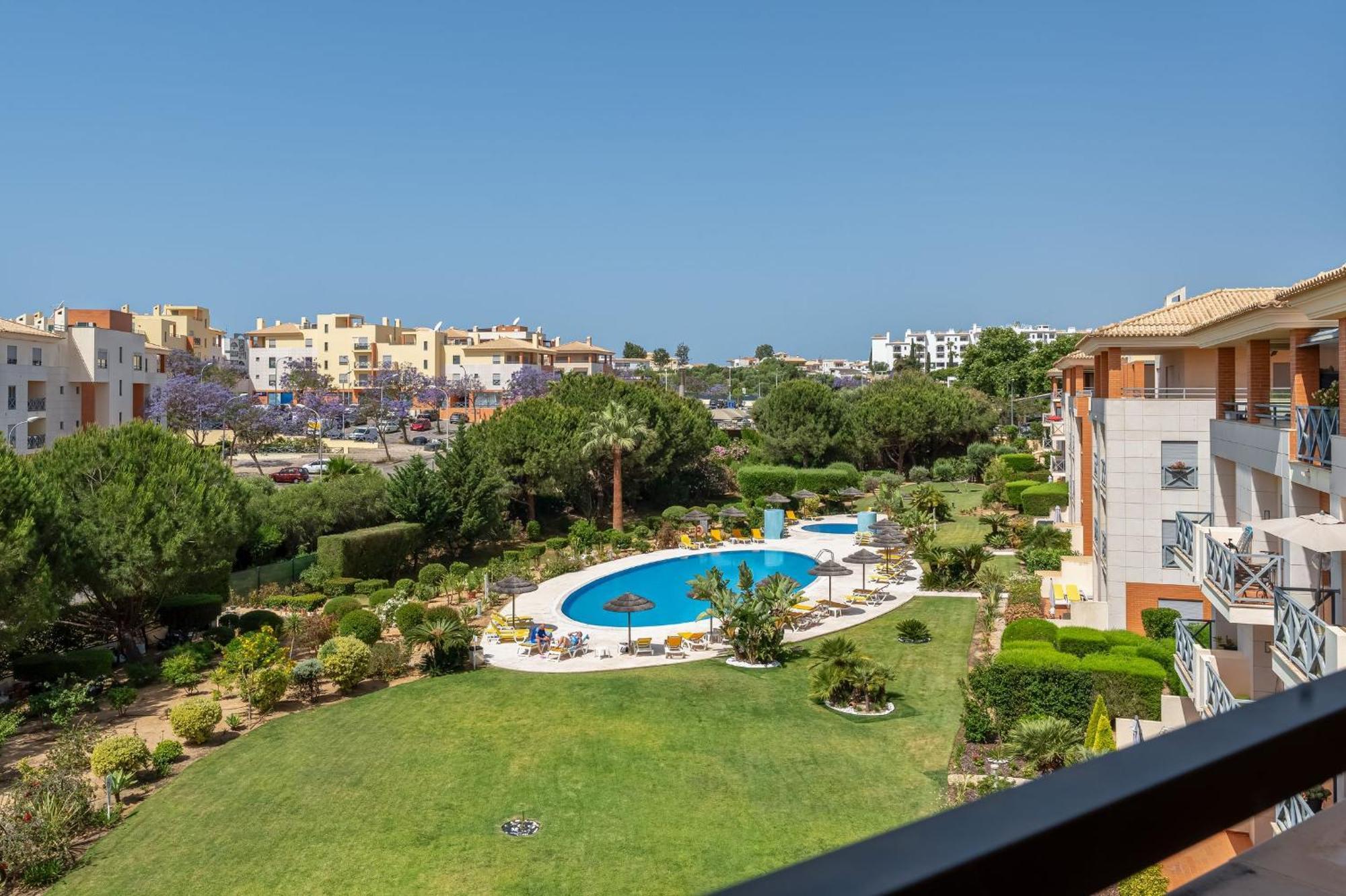 Penthouse With Pool View In By Lovelystay Appartement